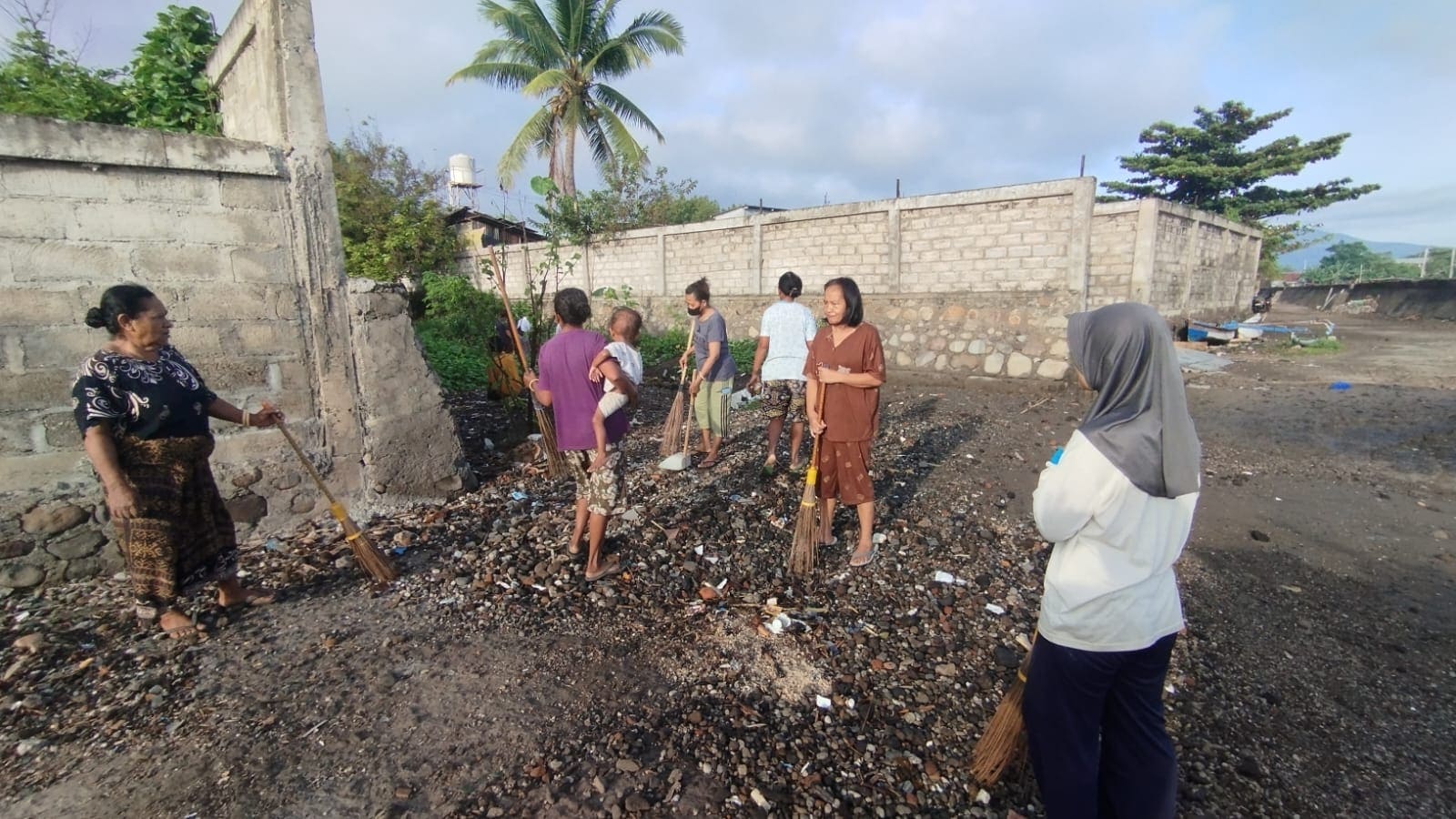 Warga Waioti-Sikka Kerja Bakti 3M Plus Perangi DBD