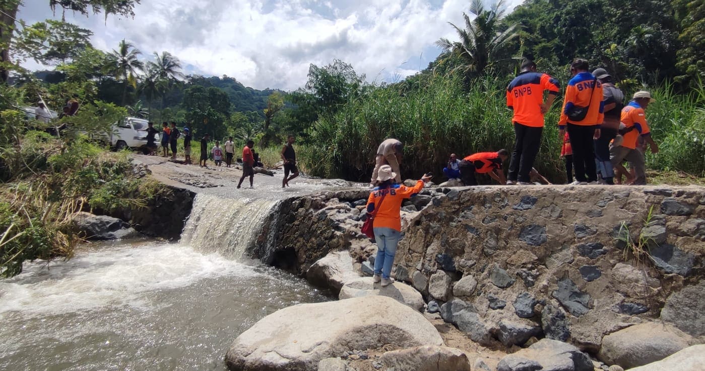 BPBD Sikka Bersama Warga Perbaiki Ruas Jalan Putus Akibat Banjir Bandang Secara Swadaya