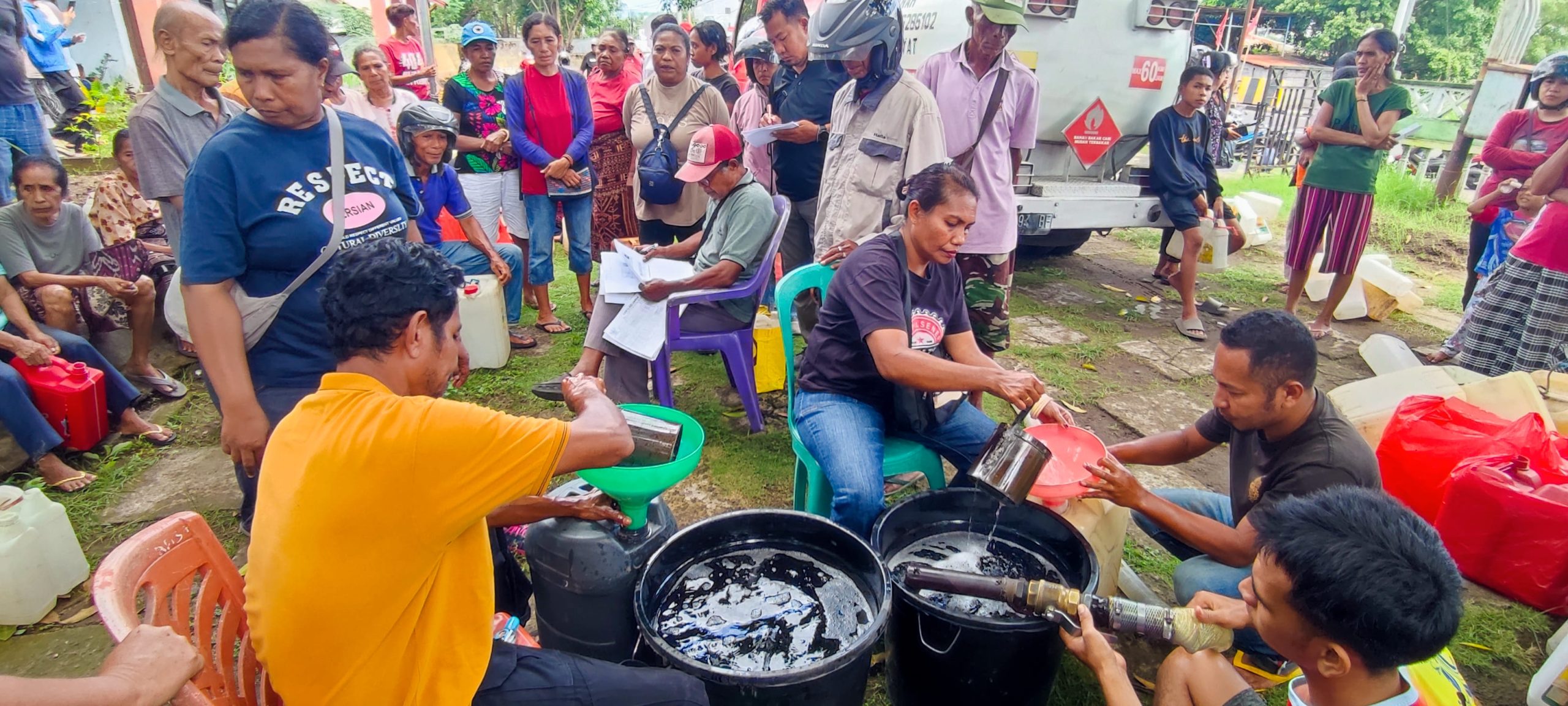 Koperasi Merah Putih Waioti Gelar Operasi Pasar Minyak Tanah Jelang Idul Fitri
