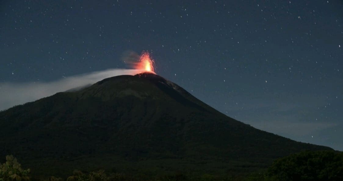 Gunung Api Ili Lewotolok Erupsi setinggi 200 meter