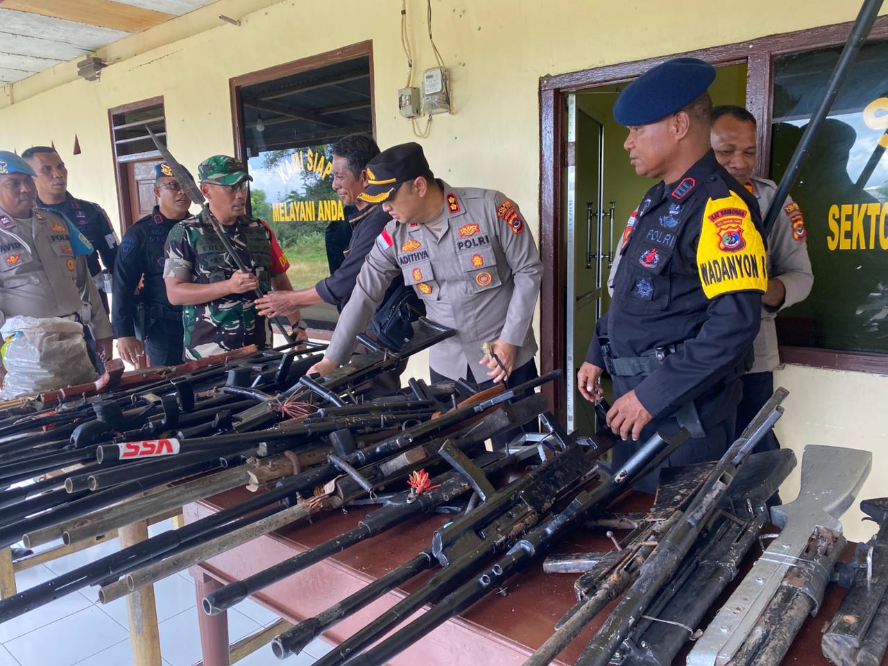 Dusun Bele Kembali Serahkan Senpira dan Sajam Secara Sukarela kepada Polres Flores Timur