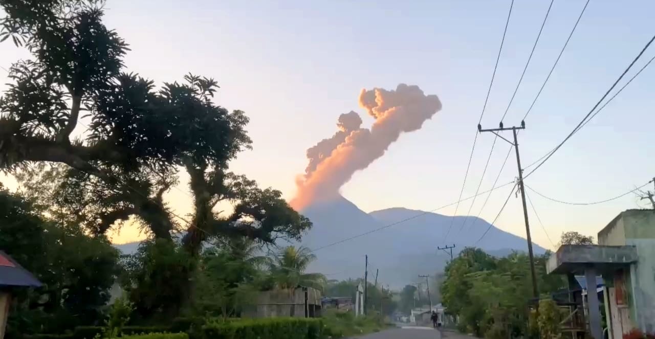 Tiga Hari Gunung Lewotobi Laki-laki Erupsi 20 Kali Letusan, Badan Geologi: Ada Suplai Magma dari Kedalaman