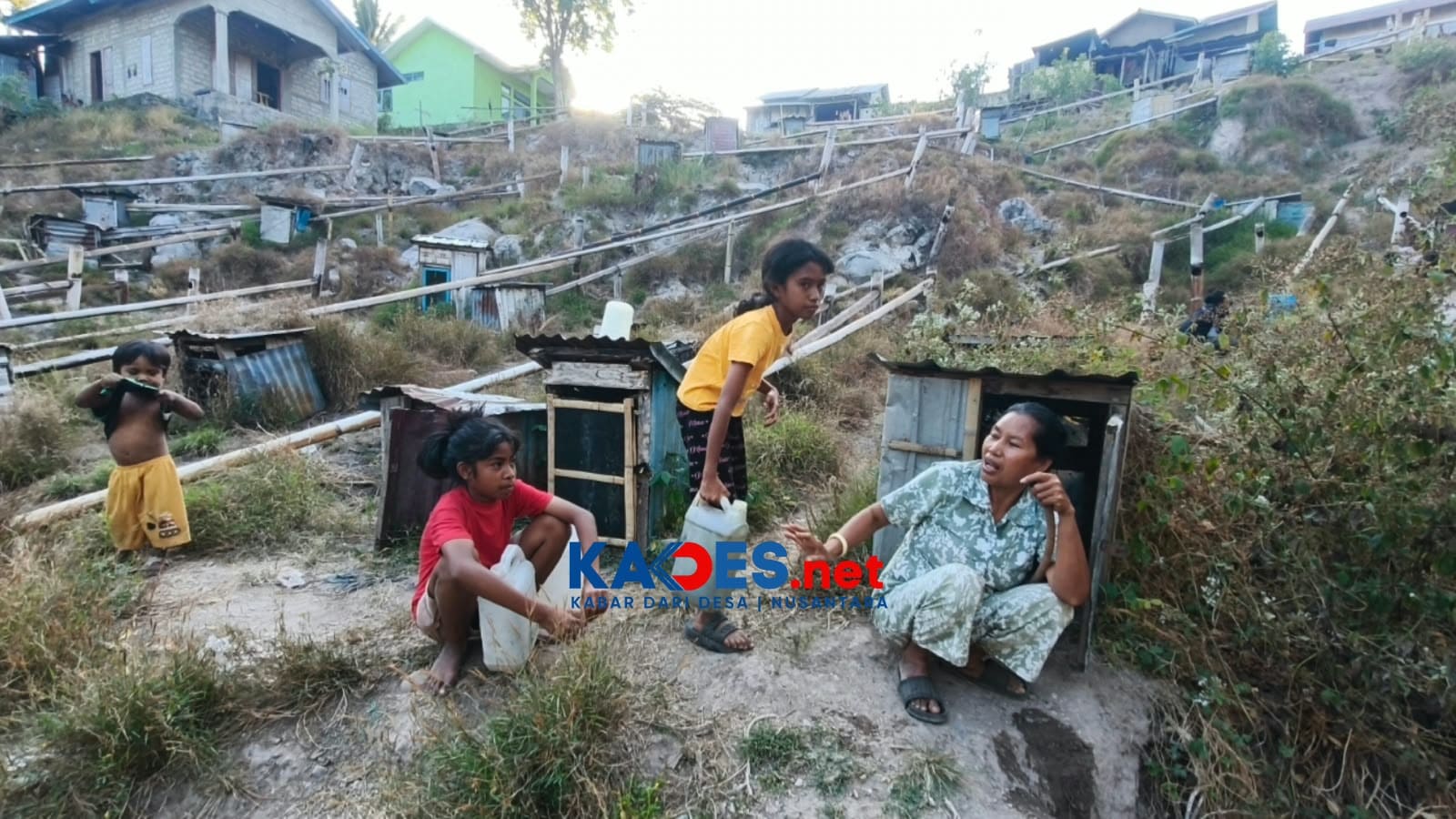 LENSA FOTO: Menyuling Air Uap Panas Bumi di Pulau Palue, Sikka